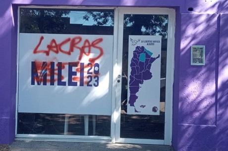 En Alberti vandalizaron la sede de La Libertad Avanza