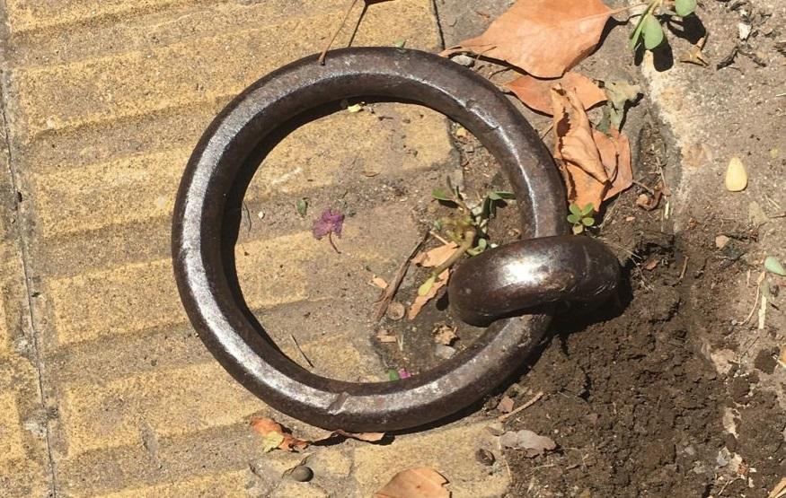 Buscan declarar como patrimonio histórico a las argollas para carruajes que quedaron en el centro