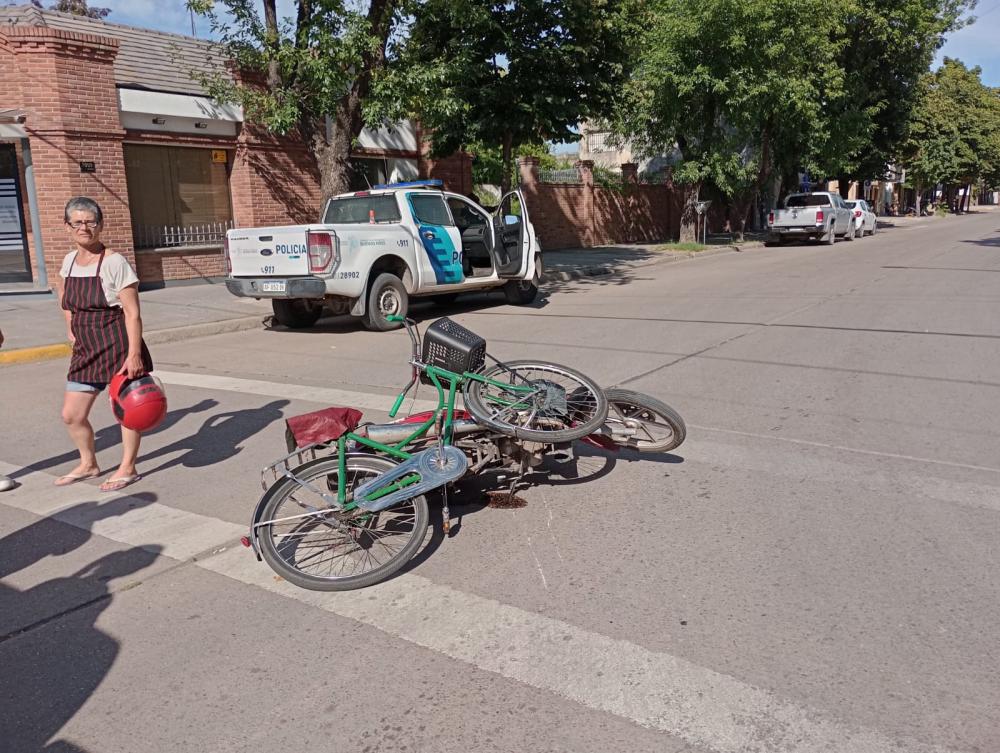 Choque entre ciclista y motociclista en una esquina con semáforo