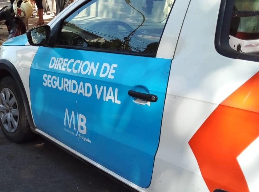 Chocaron un auto y una moto en calle Maestros Argentinos