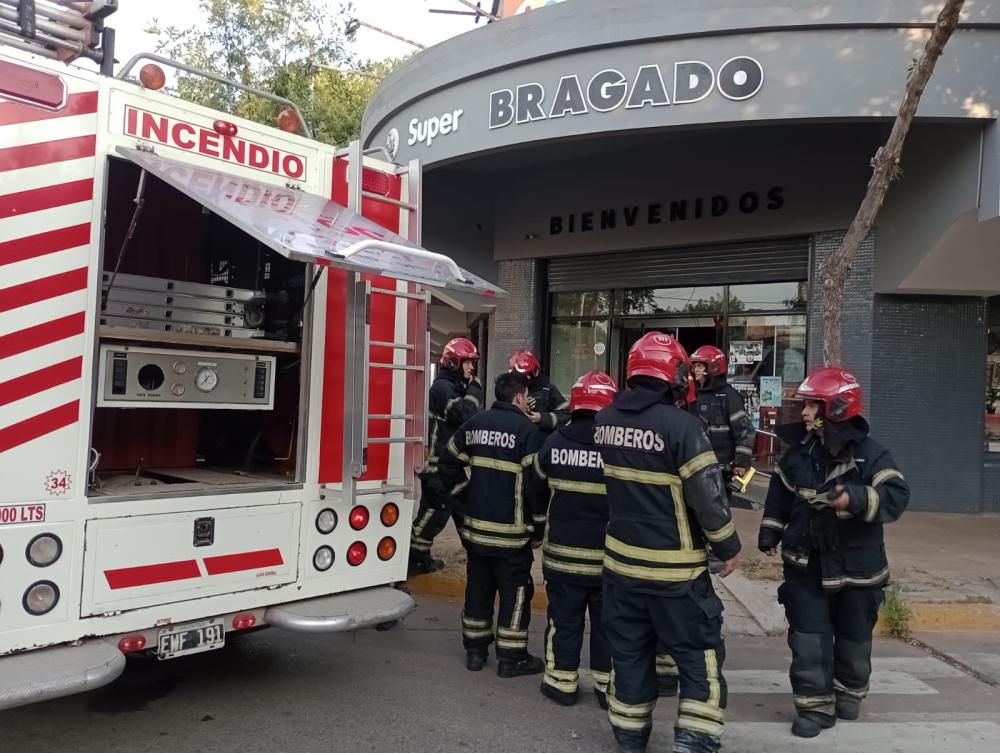 Cortocircuito y explosión en depósito de un supermercado chino