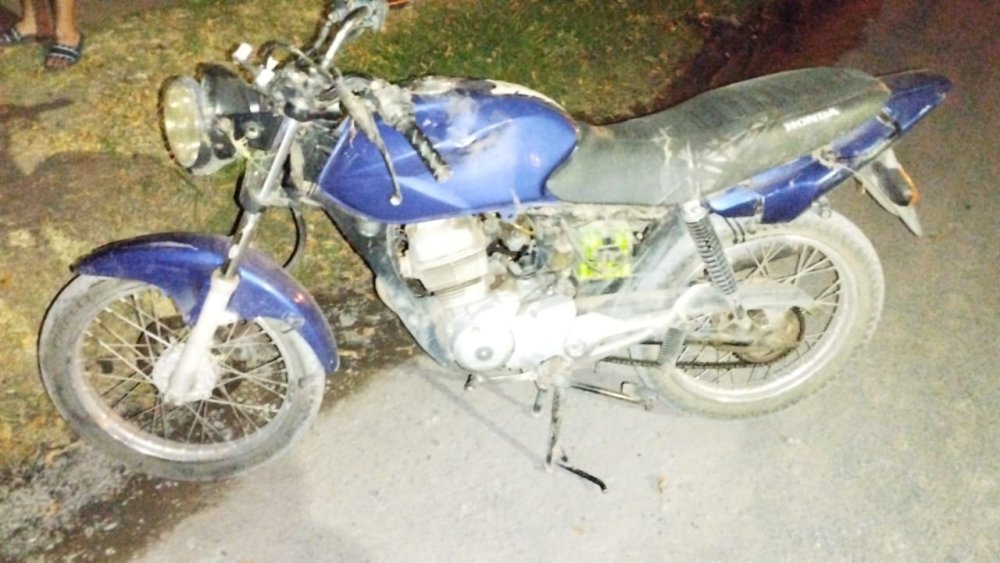 Iban en una moto robada y chocaron con el auto de una mujer policía