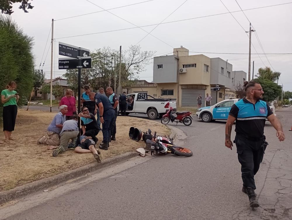 Fuerte choque entre moto de alta cilindrada y una camioneta
