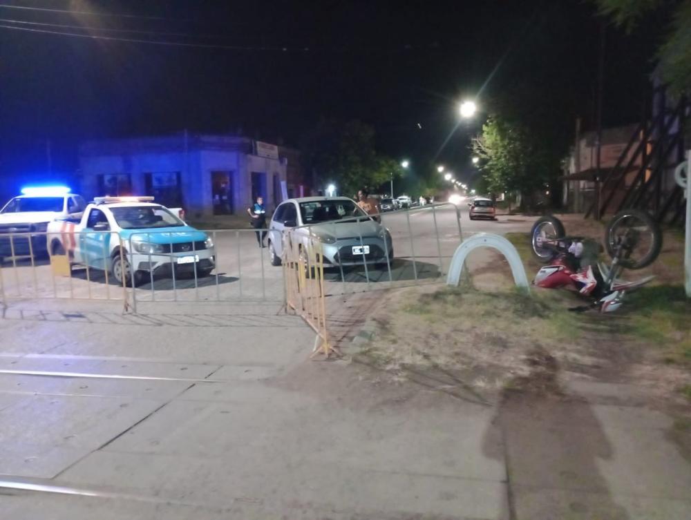 Choque entre moto y camioneta durante un corte de calles por evento: un herido en UTI