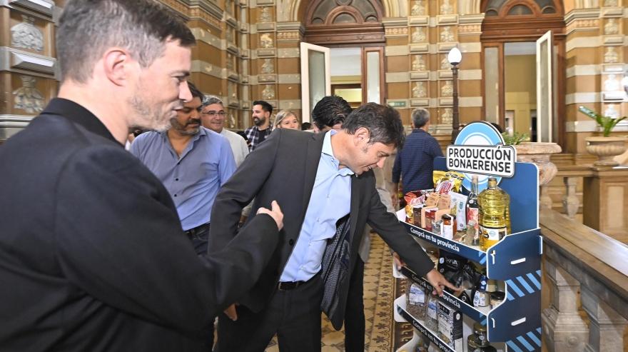 Kicillof relanzó el programa Producción Bonaerense y llamó a trabajar por una Ley de Góndolas