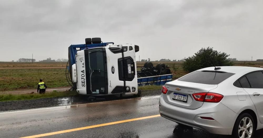 Un camionero bragadense volcó con una carga de ganado sobre la ruta 5