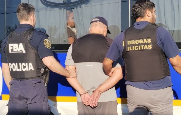 Aprehendieron a un hombre que viajaba con drogas en una combi de pasajeros