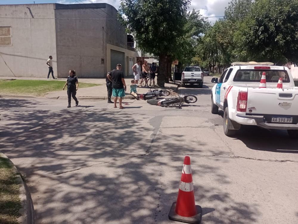 Chocaron dos motos y una joven sufrió una herida en la zona craneana