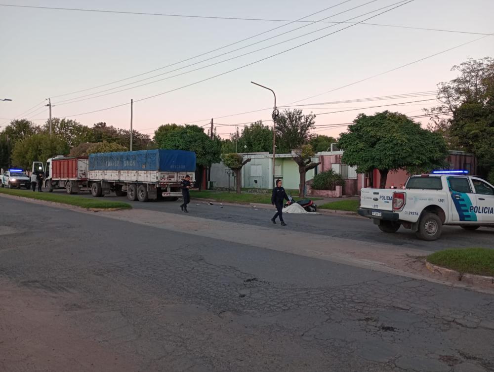 Madrugada mortal: motociclista perdió la vida tras chocar con un camión