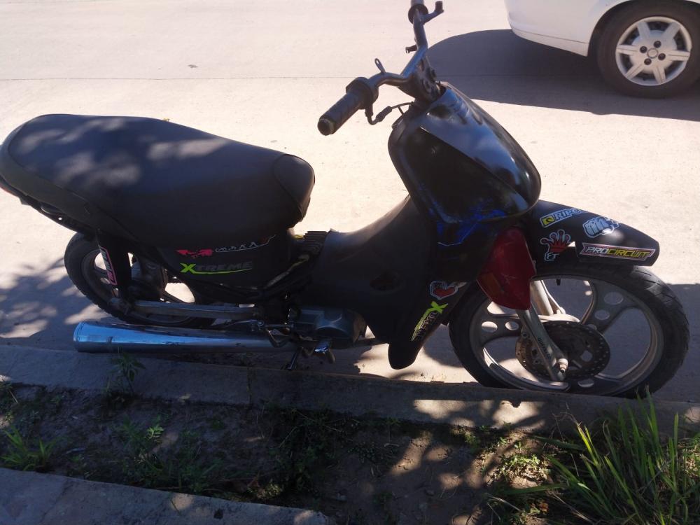 Otro accidente vehicular en barrio 25 de Mayo: chocaron moto y auto
