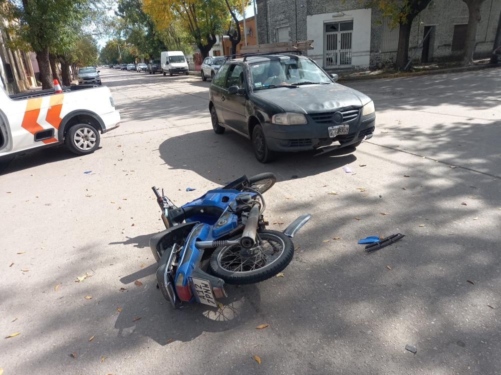 Una mujer hospitaliza por un choque entre auto y moto