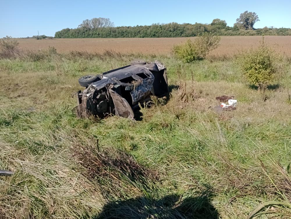 Productor agropecuario volcó con su camioneta en ruta 5