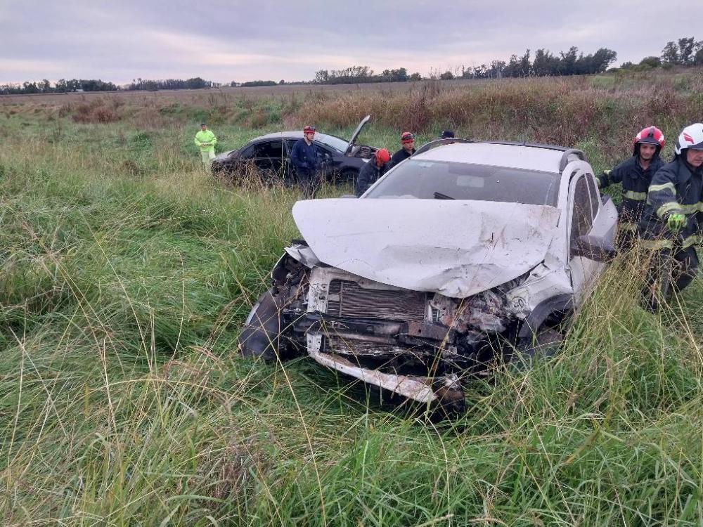 Fuerte choque entre camioneta y auto en la ruta 5