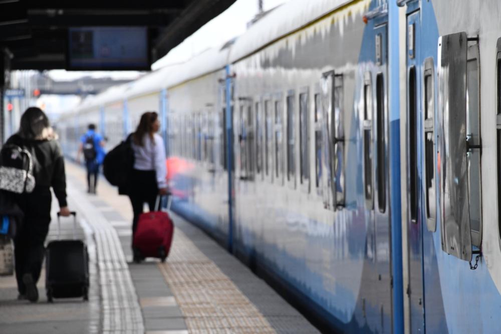 Trenes versus combis: cómo impactan los nuevos precios en la venta de pasajes