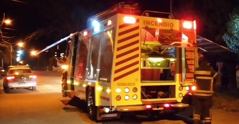Se incendió una moto en el interior de un domicilio y una mujer fue hospitalizada