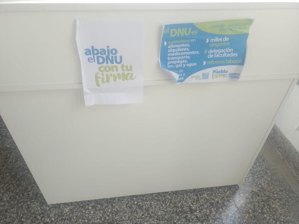 Libertarios cuestionan la politización en el hospital con carteles en contra del DNU