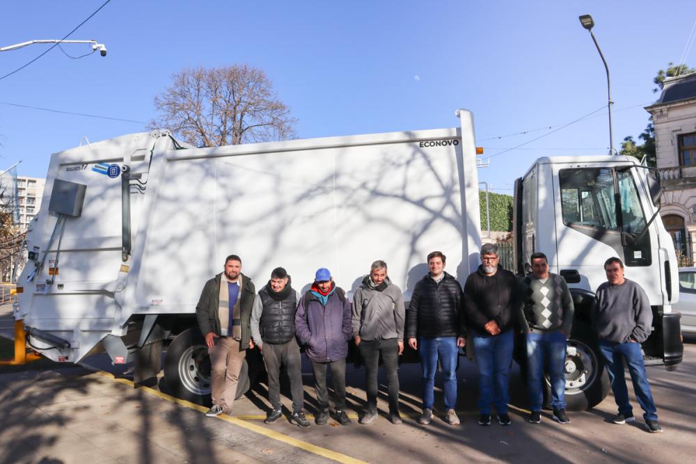 Por licitación el municipio adquirió un nuevo camión compactador