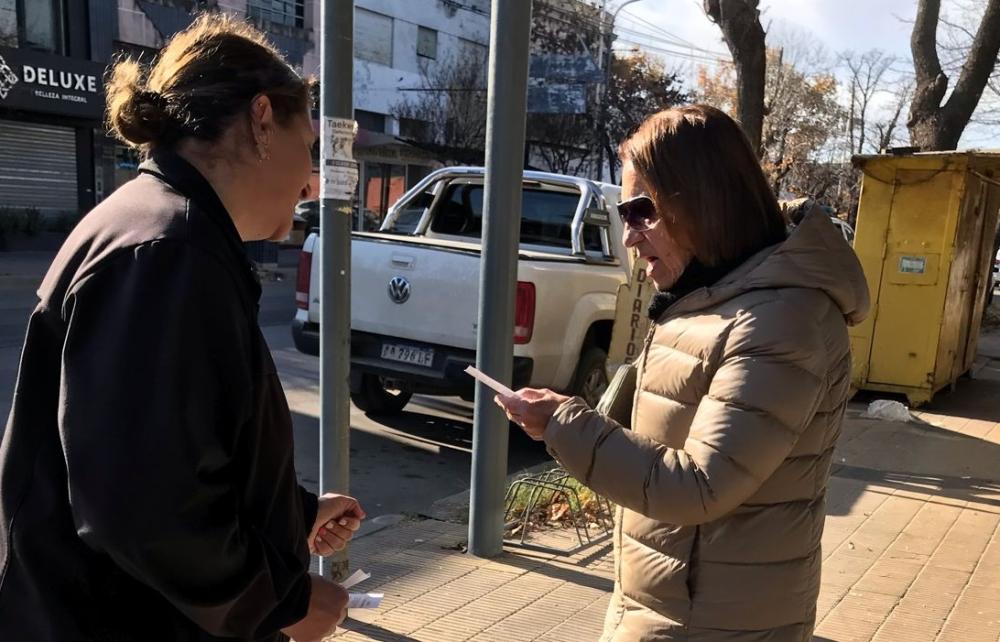 Prevención: Guardia Urbana continúa con la entrega de folletería en la vía pública para evitar estafas