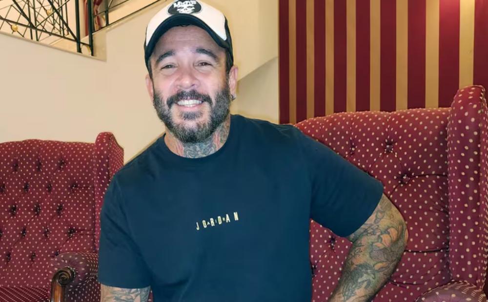 Wali Iturriaga vuelve a Bragado con "La Yenny": el actor detrás del personaje que llena teatros