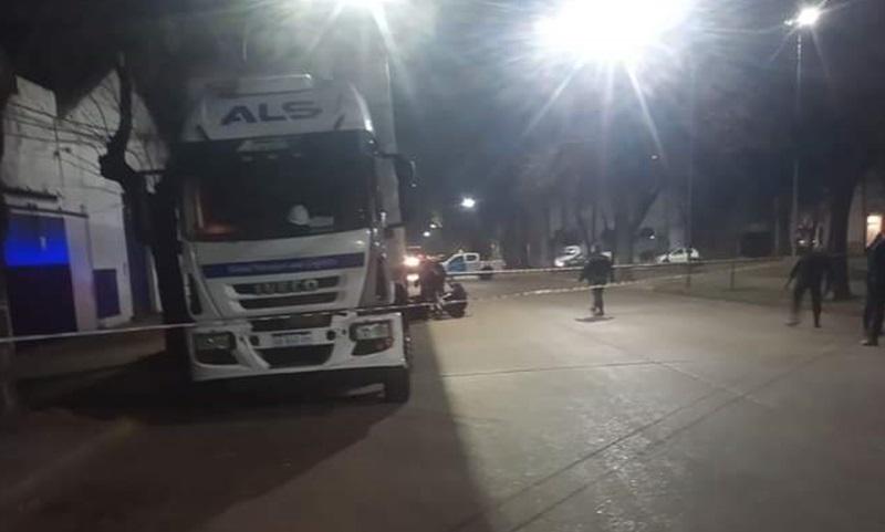 Motociclista se estrelló contra un camión que esperaba para descargar mercadería