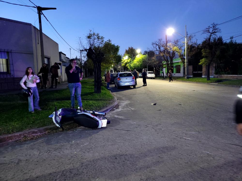 Chocaron un auto y una moto en Barrera y Avellaneda