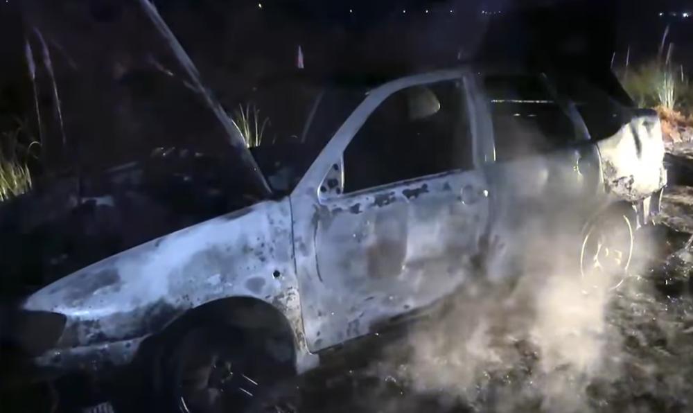 Bomberos trabajaron tras el incendio totalmente declarado de un auto