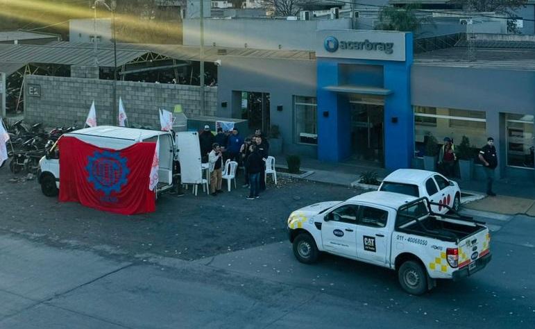 Asamblea en la puerta de Acerbrag: reclamos y posibilidad de medidas de fuerza