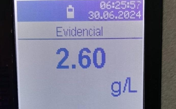 ¡Hasta las manos!: Circulaba con alta graduación de alcohol en sangre y fue multado