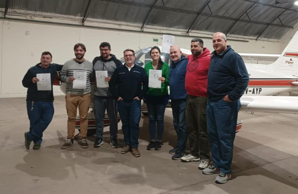 Cinco nuevos pilotos se graduaron en la escuela de vuelo del Aeroclub
