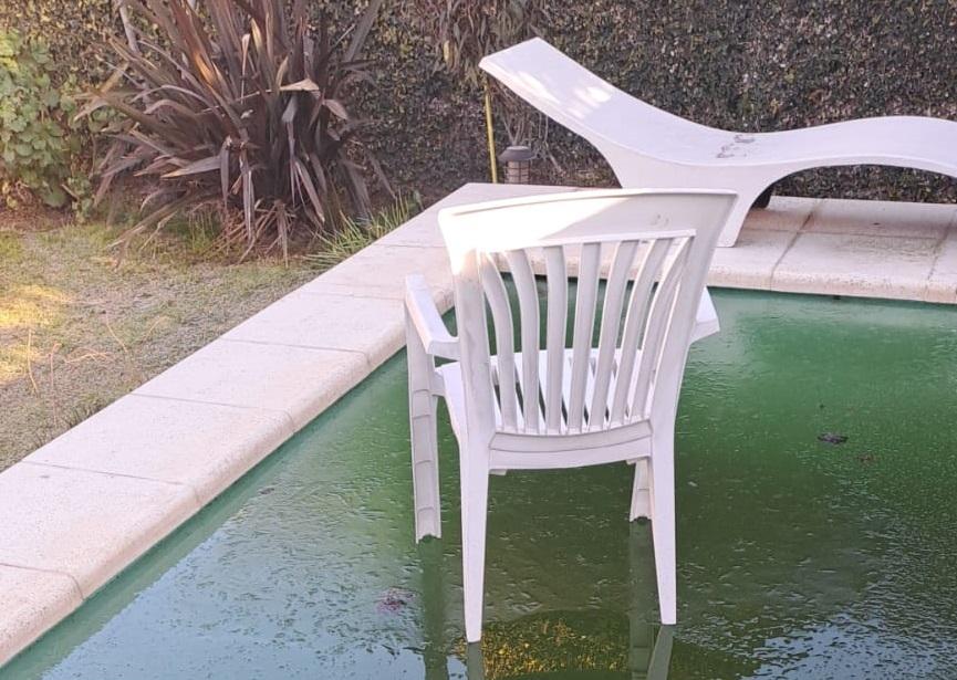 Se congeló todo!: La foto viral de una silla apoyada sobre el hielo de una pileta de natación