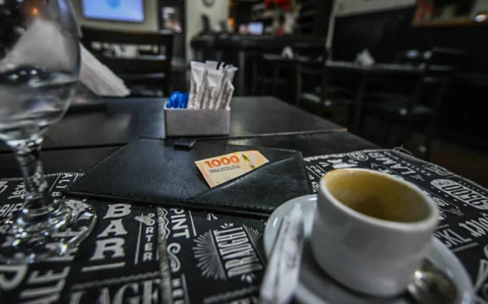 El Gobierno buscará regular las propinas en los restaurantes