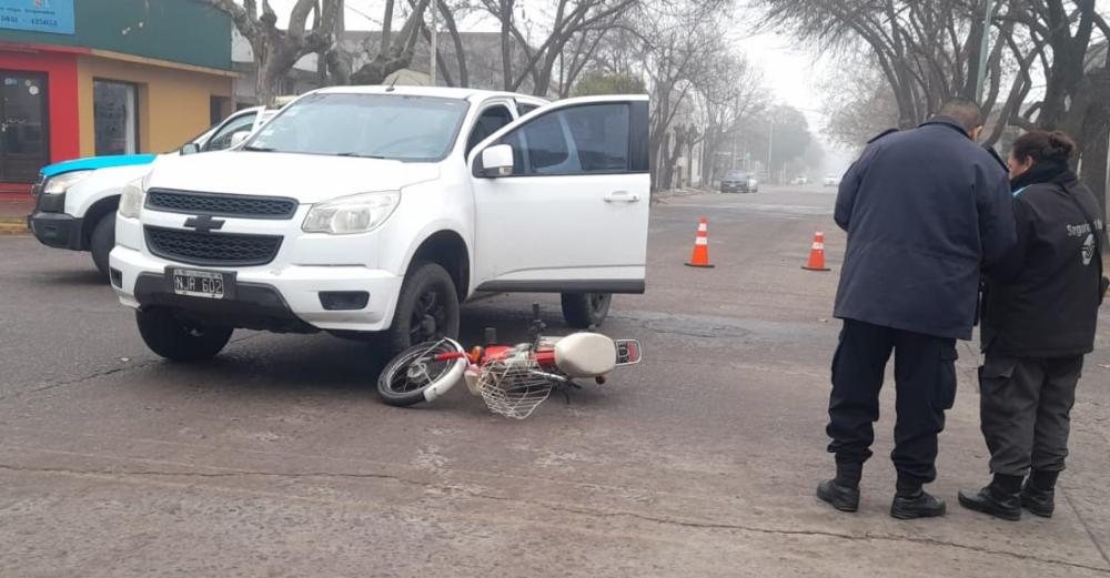 Chocaron moto y camioneta en Roca y General Paz