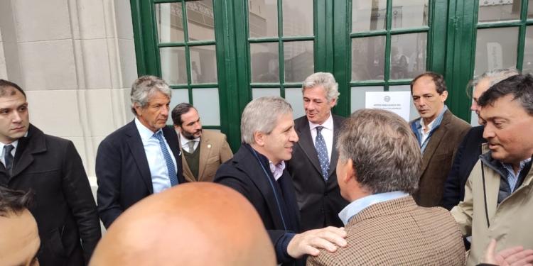 Caputo fue a la Rural a pedirle paciencia a los productores y en el intento hasta perdió una zapatilla