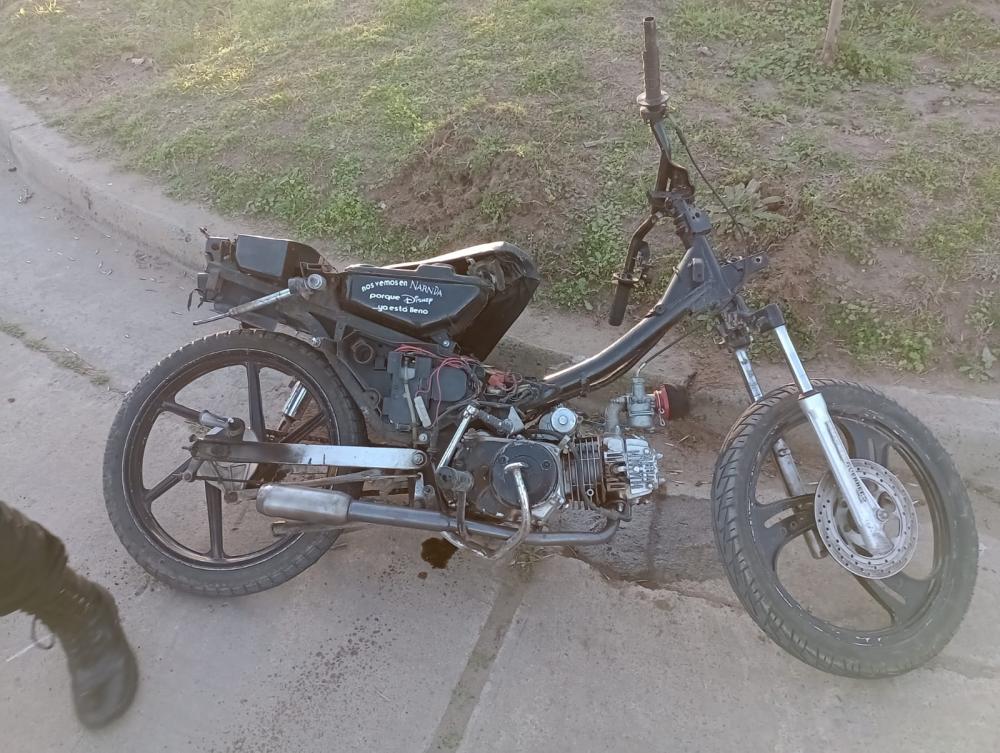 Tiene 12 años, manejaba una moto y se estrelló contra un auto