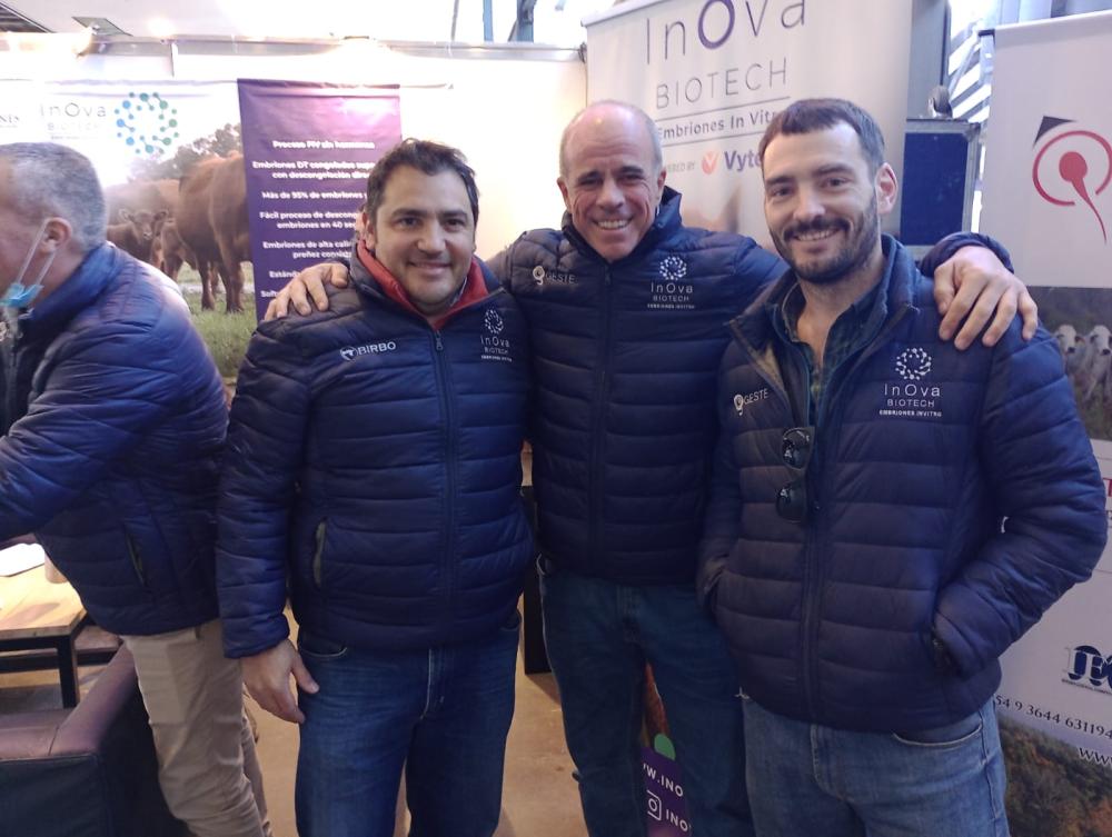 Un veterinario bragadense en la Rural: promueve un sistema de vanguardia en fecundación animal