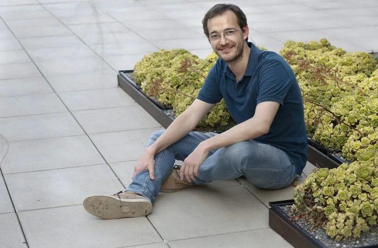 La historia de Carlos Sanzol, el escritor bragadense que inspiró la serie sobre Cris Miró