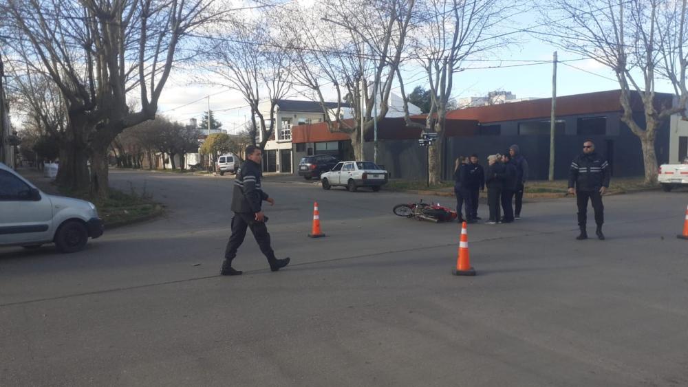Una mujer de 73 años con heridas tras un choque entre auto y moto
