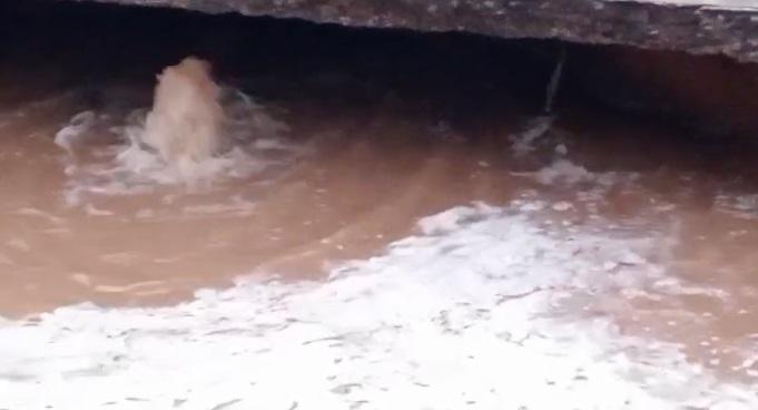 Por el desmoronamiento de calle 12 de octubre, se rompió un caño de agua y hay usuarios sin servicio
