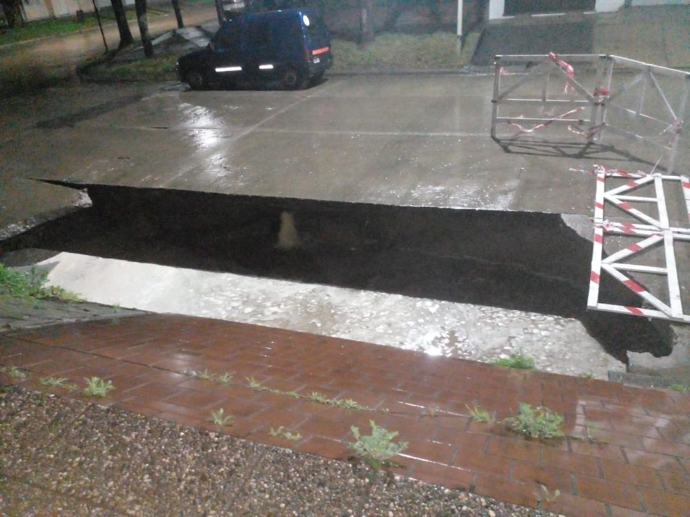 Explotó el asfalto por un viejo problema en la red cloacal de ABSA