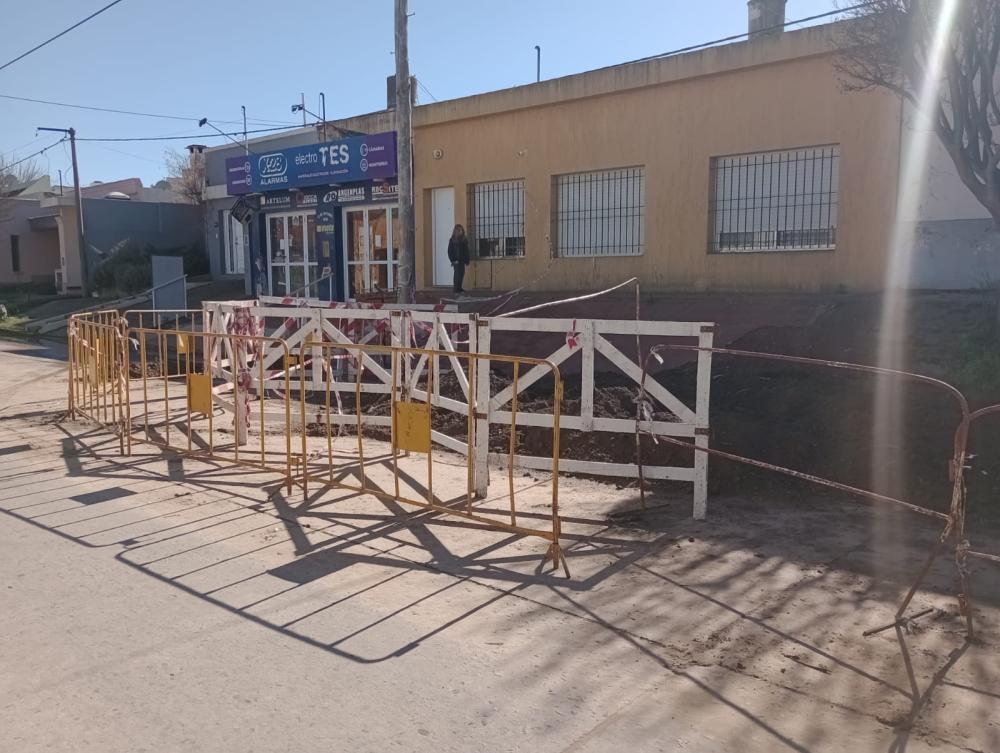 Socavón en calle 12 de octubre: reparación provisoria y quejas reiteradas de vecinos