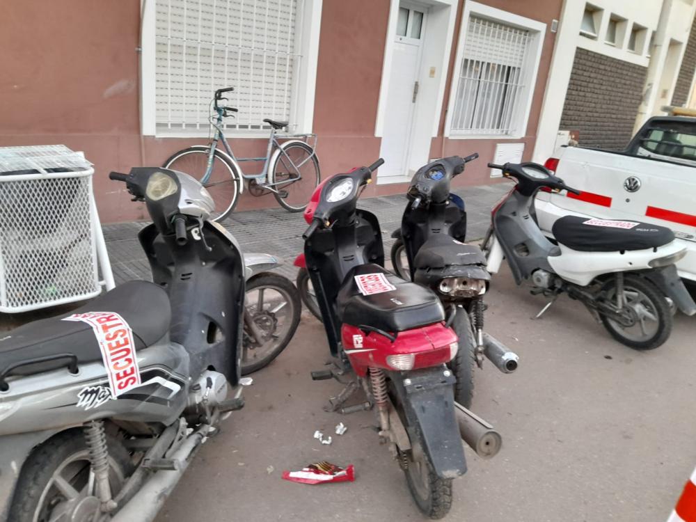 Infractor atropelló a dos policías y se estampó contra un auto estacionado