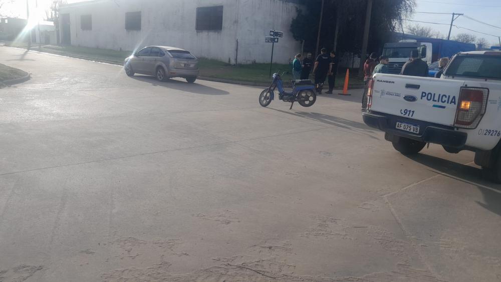 Colisión entre moto y auto en Pueblo Nuevo