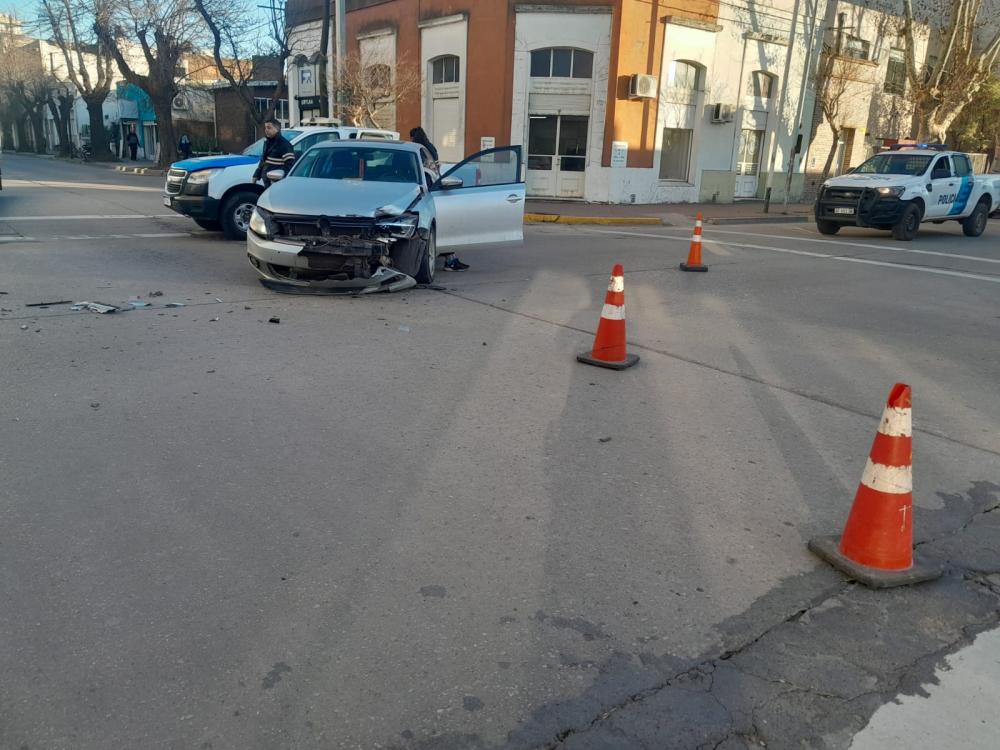 Fuerte choque entre camión y auto en el centro