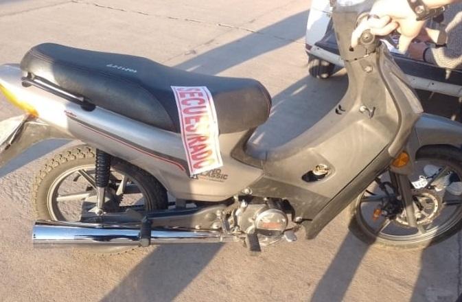 Otra vez un menor en moto atropelló a un inspector en barrio Pueblo Nuevo