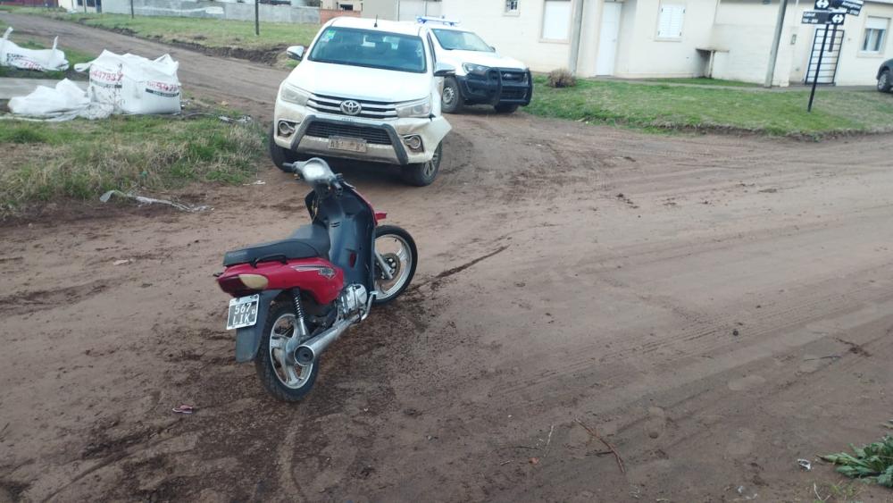 Chocaron una moto y una camioneta en barrio Independencia