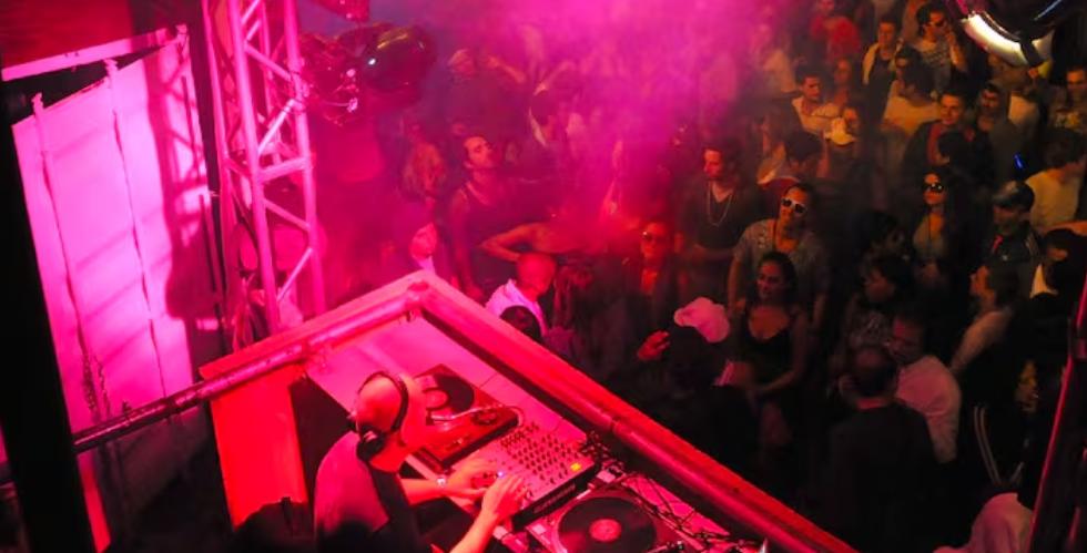 El Gobierno eliminó el pago a SADAIC por pasar música en fiestas privadas y hoteles