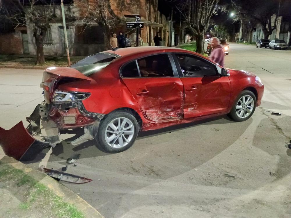 "Palazo" entre dos autos en Del Busto y Necochea