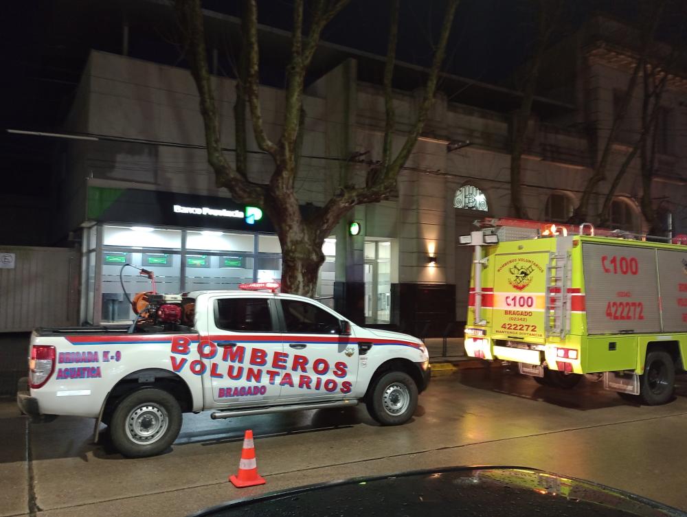 Bomberos intervinieron por el desprendimiento de chapas en Banco Provincia