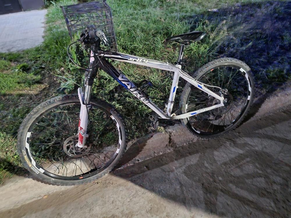 Accidente entre un ciclista y un auto en calle Rivadavia