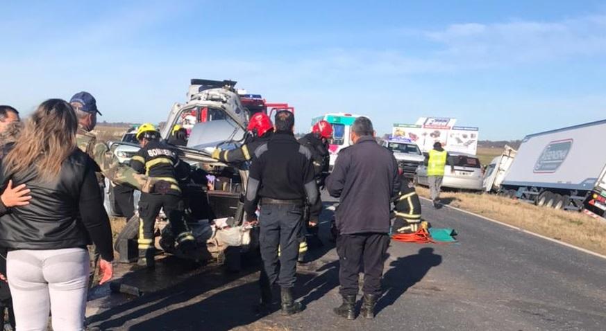 Una oficial de policía se accidentó al chocar con un camión en ruta 5